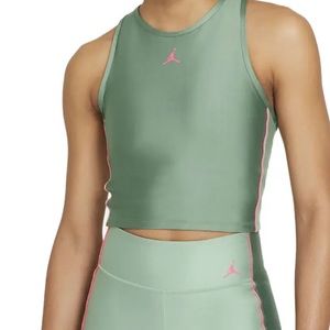 New 🌿Nike Essential Racerback Crop Tank